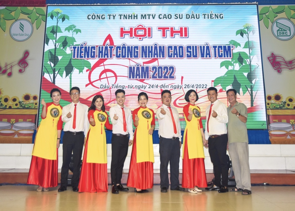 Anh Nguyễn Anh Tuấn (thứ tư từ trái qua) trong Hội thi Tiếng hát Công nhân cao su Dầu Tiếng và TCM năm 2022