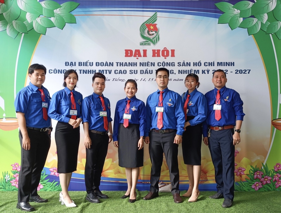 Anh Nguyễn Anh Tuấn (thứ ba từ trái qua) tại Đại hội đại biểu Đoàn TNCS Hồ Chí Minh Công ty TNHH MTV Cao su Dầu Tiếng, nhiệm kỳ 2022-2027