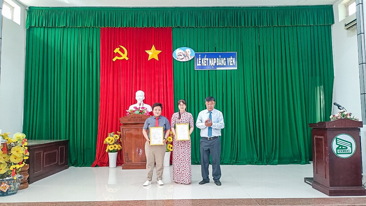Đảng bộ bệnh viện đa khoa tổ chức lễ kết nạp Đảng cho Đoàn viên ưu tú